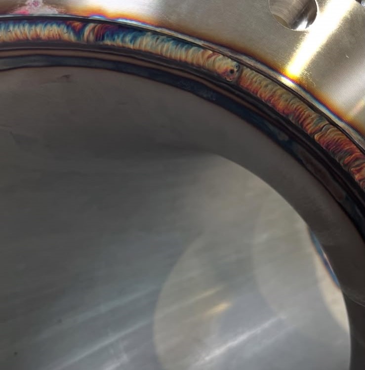 Aspect intérieur d’un cordon de soudure TIG 141 sur un réseau en acier carbone.