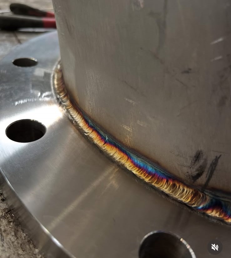 Détail de finition d’un cordon de soudure TIG 141 sur acier carbone de 15 mm.