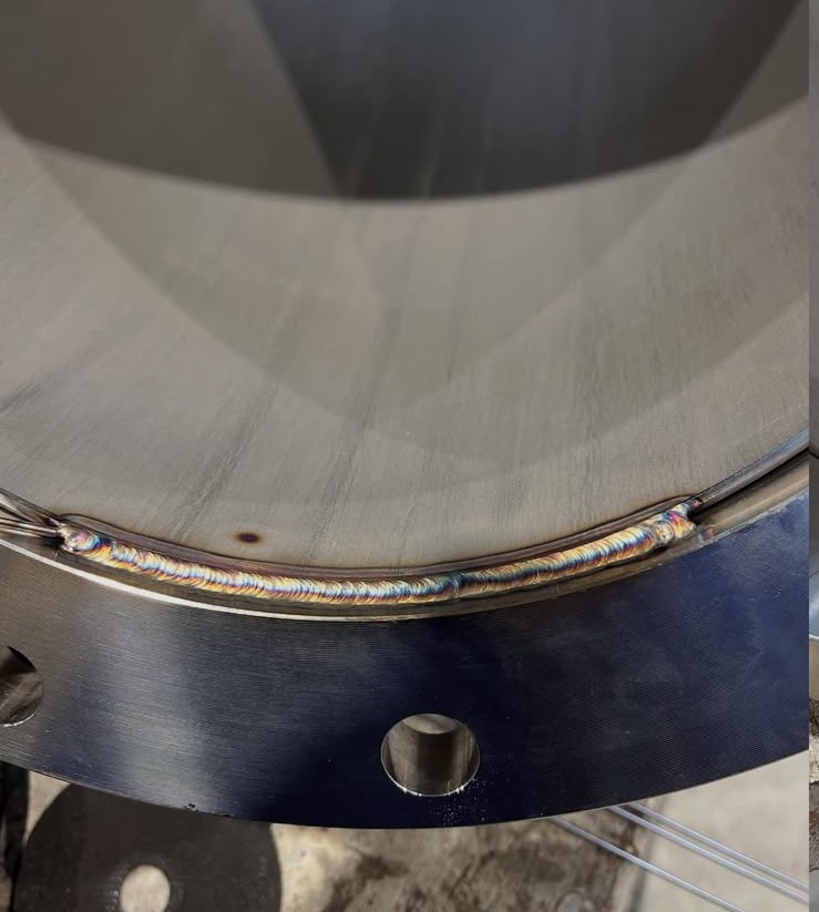 Vue intérieure de la racine d’une soudure TIG 141 sur une tuyauterie en acier carbone.