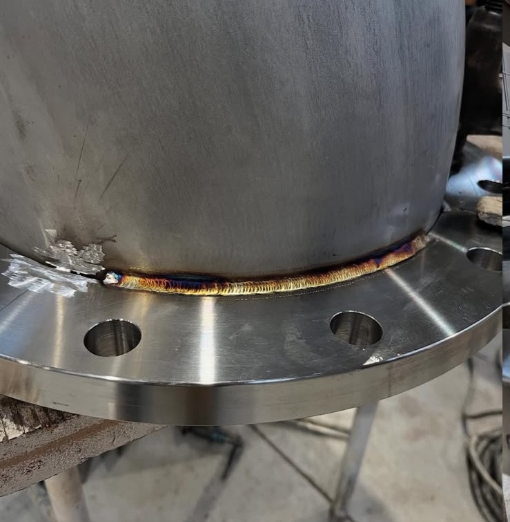 Soudure circulaire au procédé TIG 141 sur une bride de tuyauterie en acier carbone.